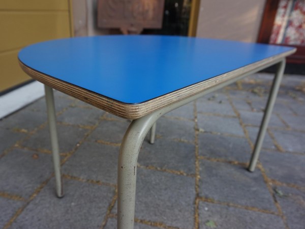 Willy van der Meeren-Vintage-Tubax-formica-halve-maan-kinder-tafeltjes-bureautjes-blauwe-ronde-horeca-tables-semi-circular-00003